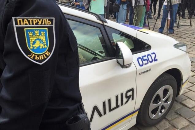 Львовский хулиган, обидевшись на соседей, избил четверых полицейских