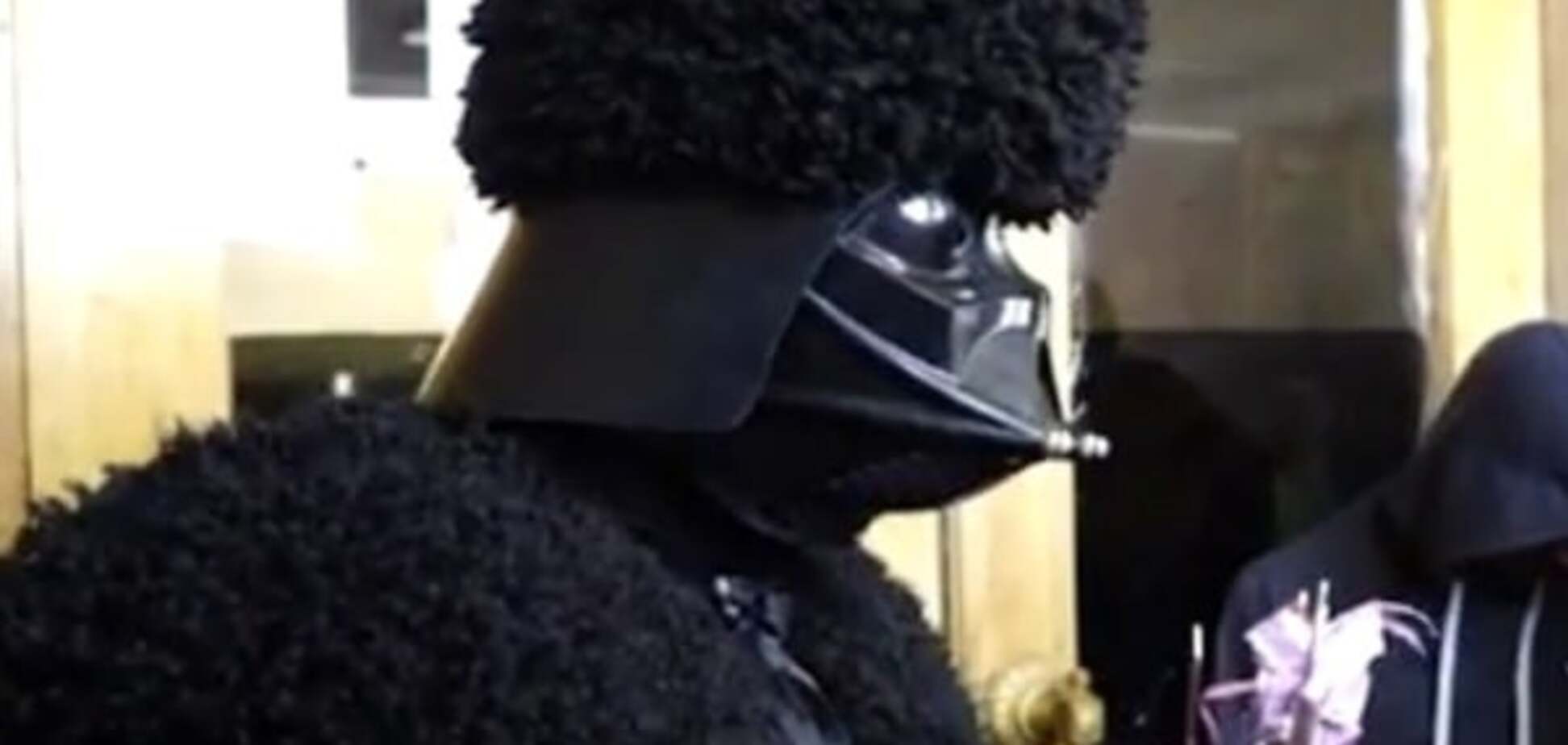 Чтоб насаживал и жарил: Дарт Вейдер преподнес Саакашвили необычный подарок. Опубликовано видео