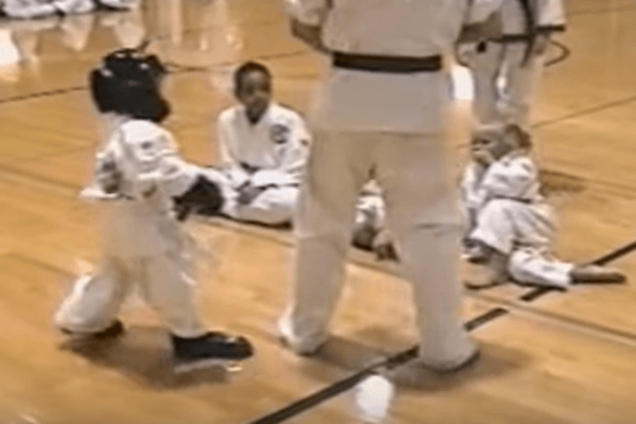 Мальчик защитил девочку