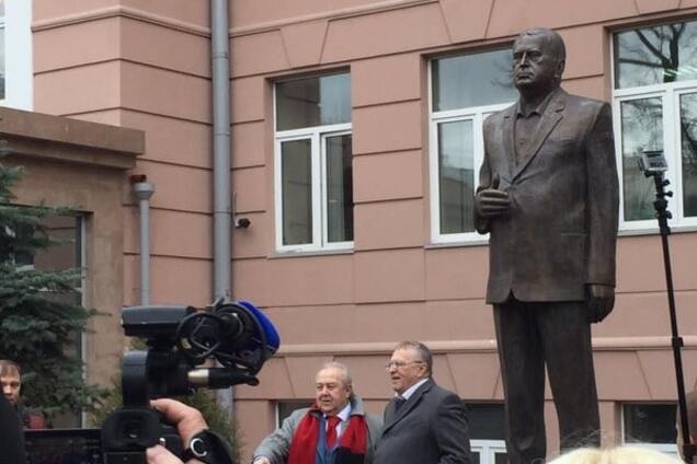 'Уровень мерзости и пошлости зашкаливает': в Москве установили памятник Жириновскому. Фотофакт