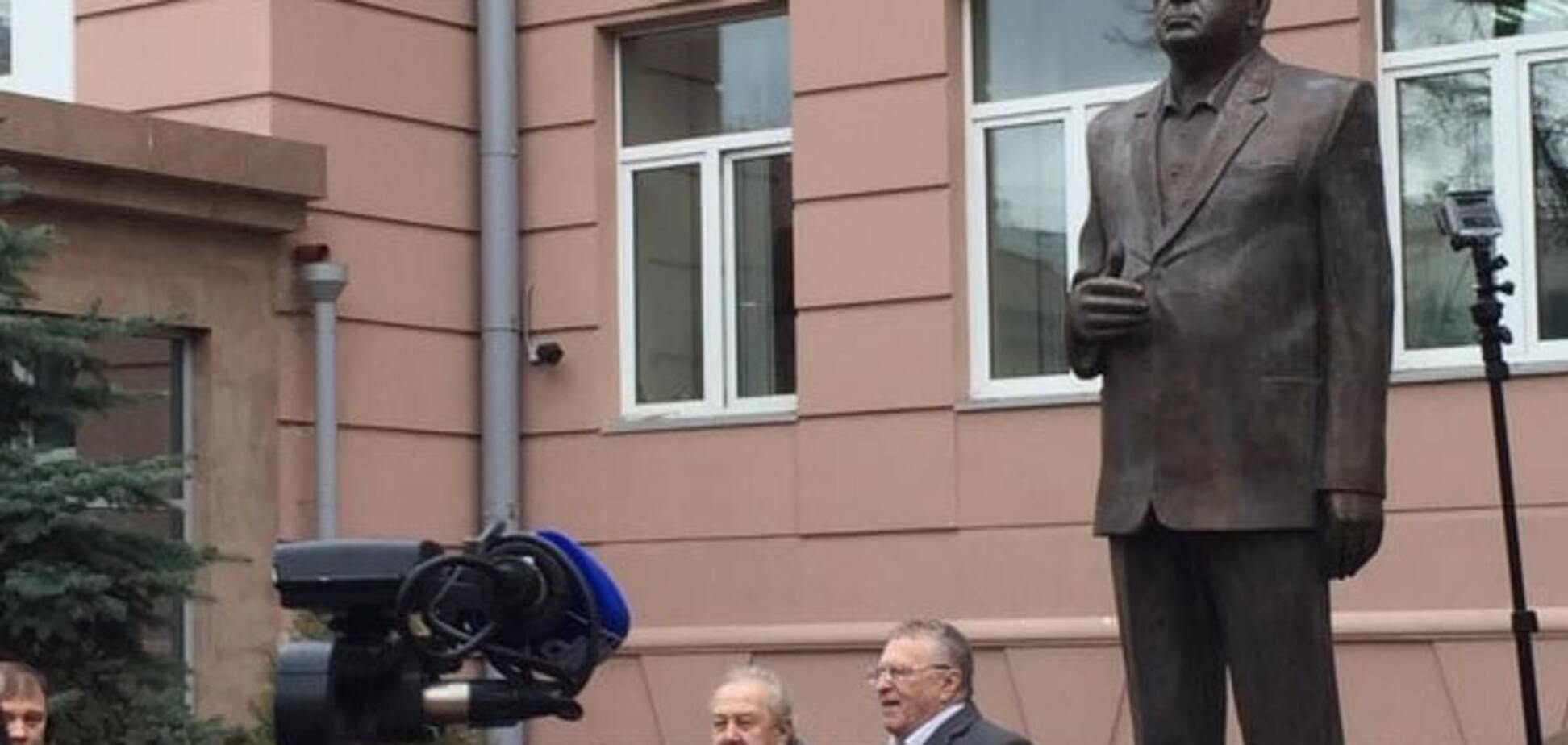 'Уровень мерзости и пошлости зашкаливает': в Москве установили памятник Жириновскому. Фотофакт