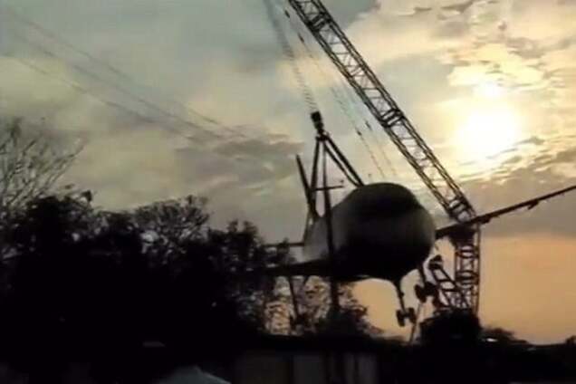 В индийском аэропорту кран упал на самолет. Опубликованы фото и видео