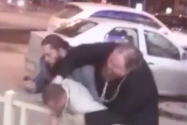 Не поделили дорогу: в России бородач в рясе избил мужчину. Видеофакт