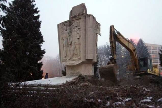 Заповідник комунізму: в Криму готові прийняти радянські пам'ятники з Польщі
