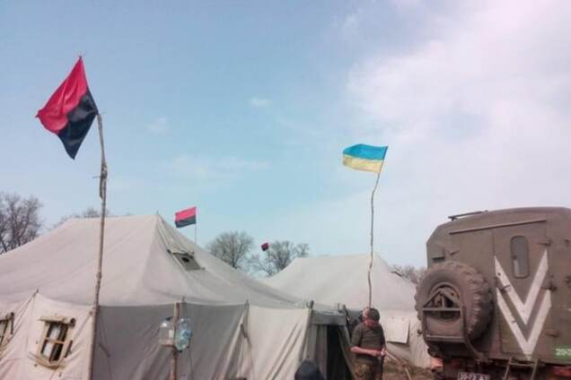 Украинских военных заставили снять флаги УПА перед приездом Полторака