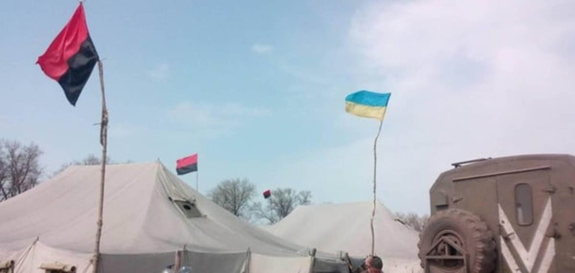 Украинских военных заставили снять флаги УПА перед приездом Полторака