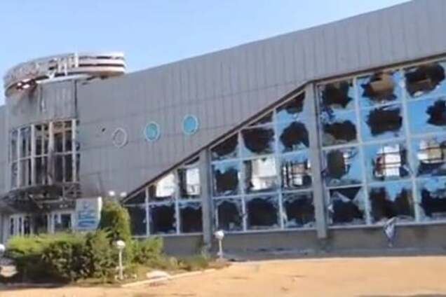 Руїни і підірвана техніка: журналісти показали, як виглядає луганський аеропорт. Відеофакт