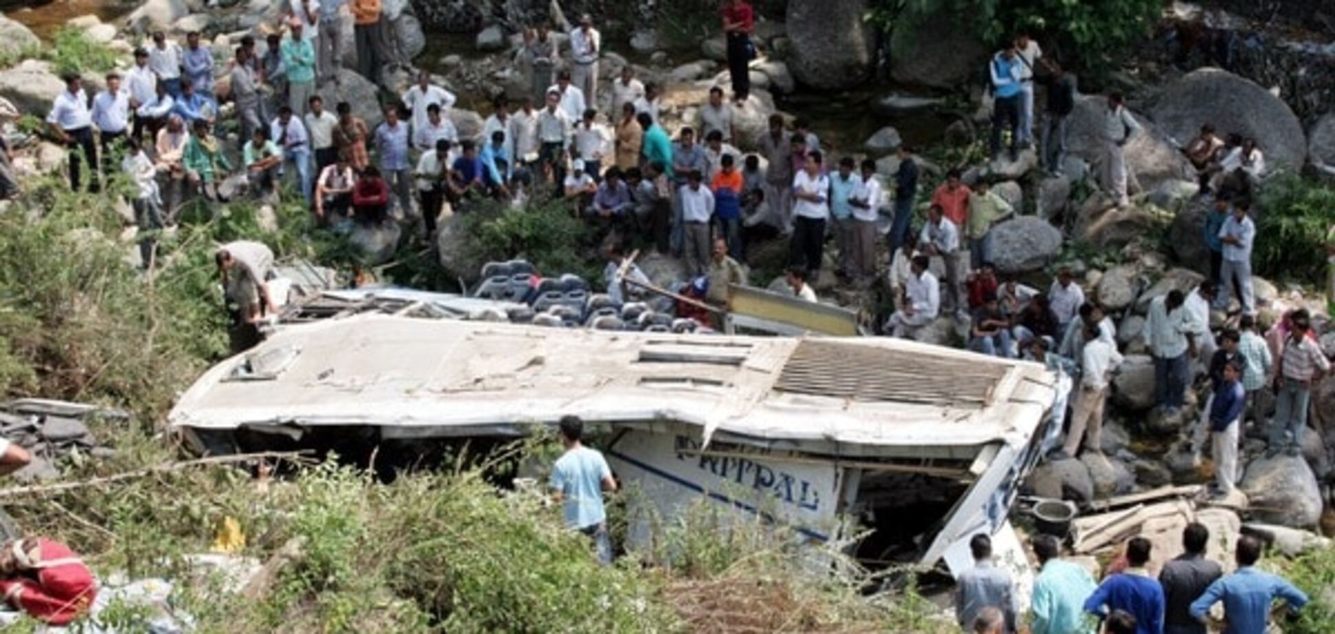 В Непале автобус сорвался в пропасть