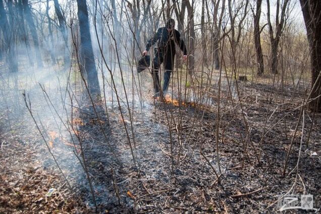 Суровый харьковский коп потушил пожар ногами: опубликованы фото