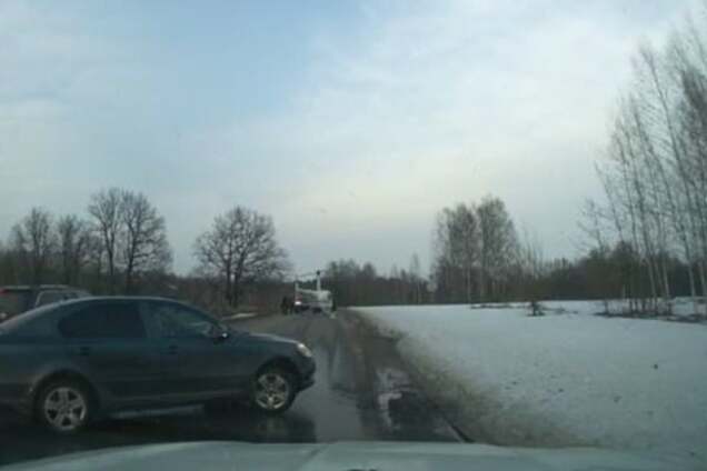 В России перекрыли трассу, чтобы посадить вертолет со священниками. Видеофакт