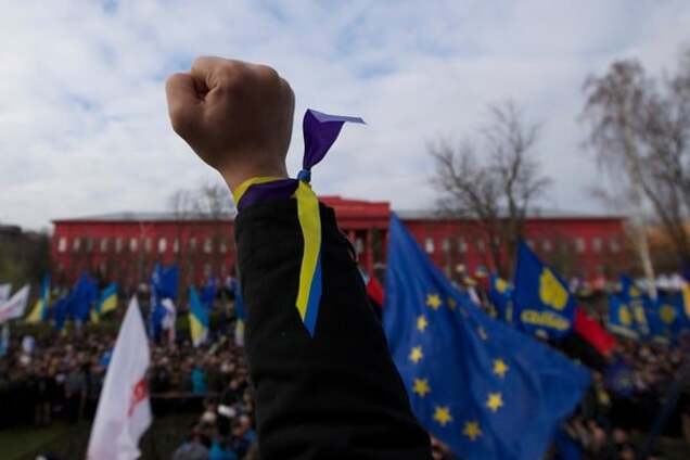 Мчить трійка молодецька: чи стоїть Україна на порозі третього Майдану
