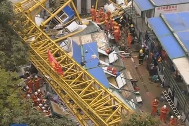 В Китае упал кран