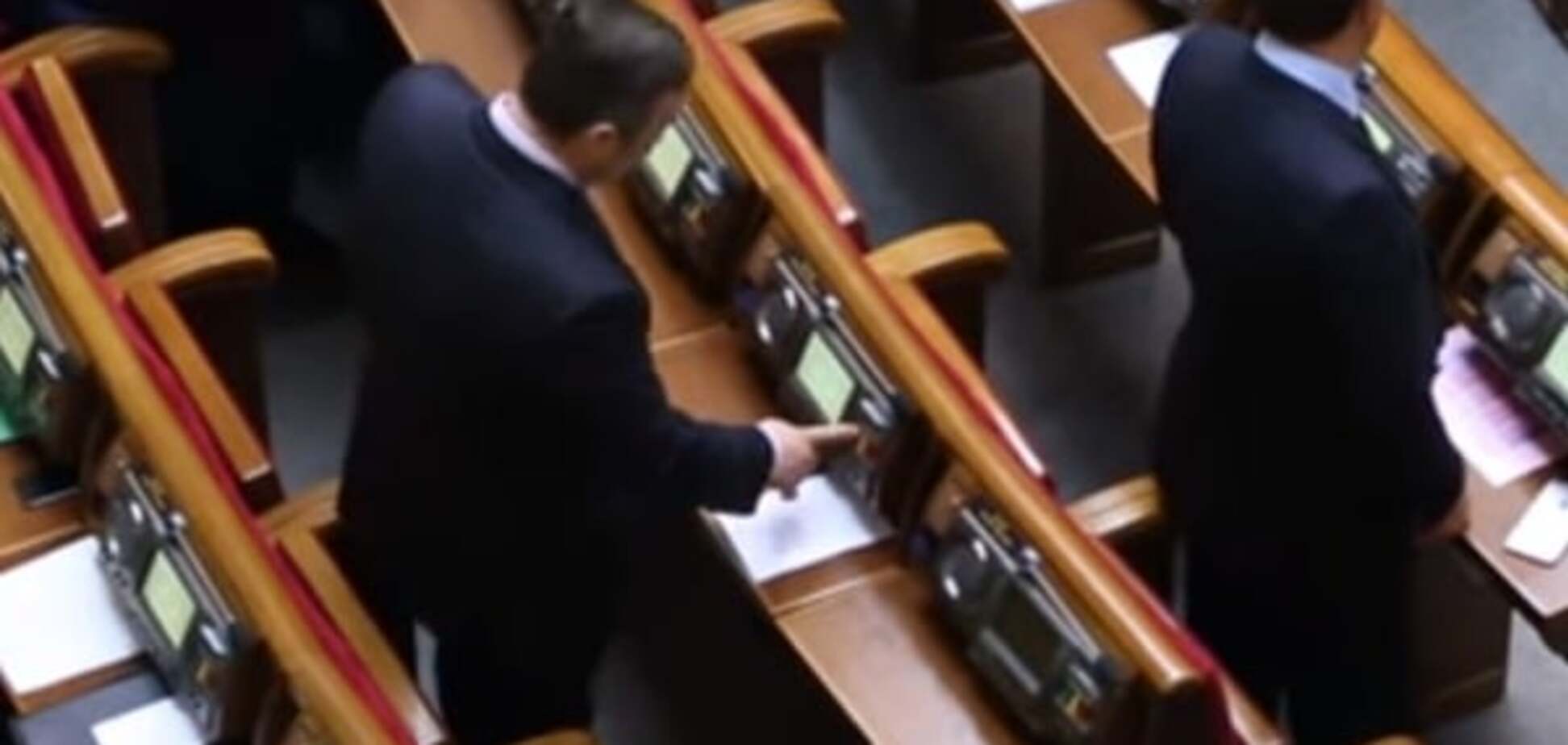 В Раде поймали 'осьминога', голосовавшего за четверых: опубликовано видео