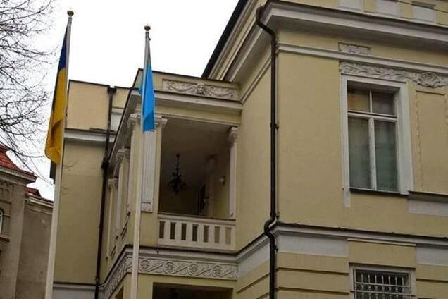 Над посольством України в Литві з'явився кримськотатарський прапор: фотофакт