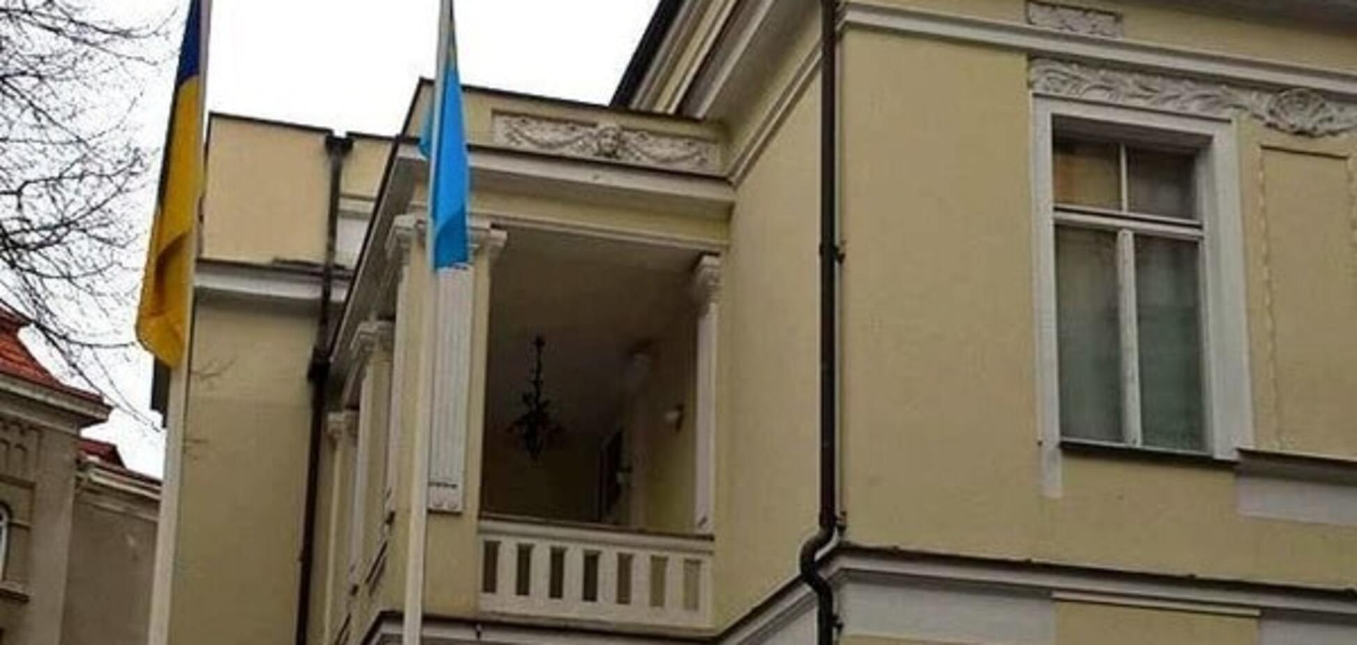 Над посольством України в Литві з'явився кримськотатарський прапор: фотофакт