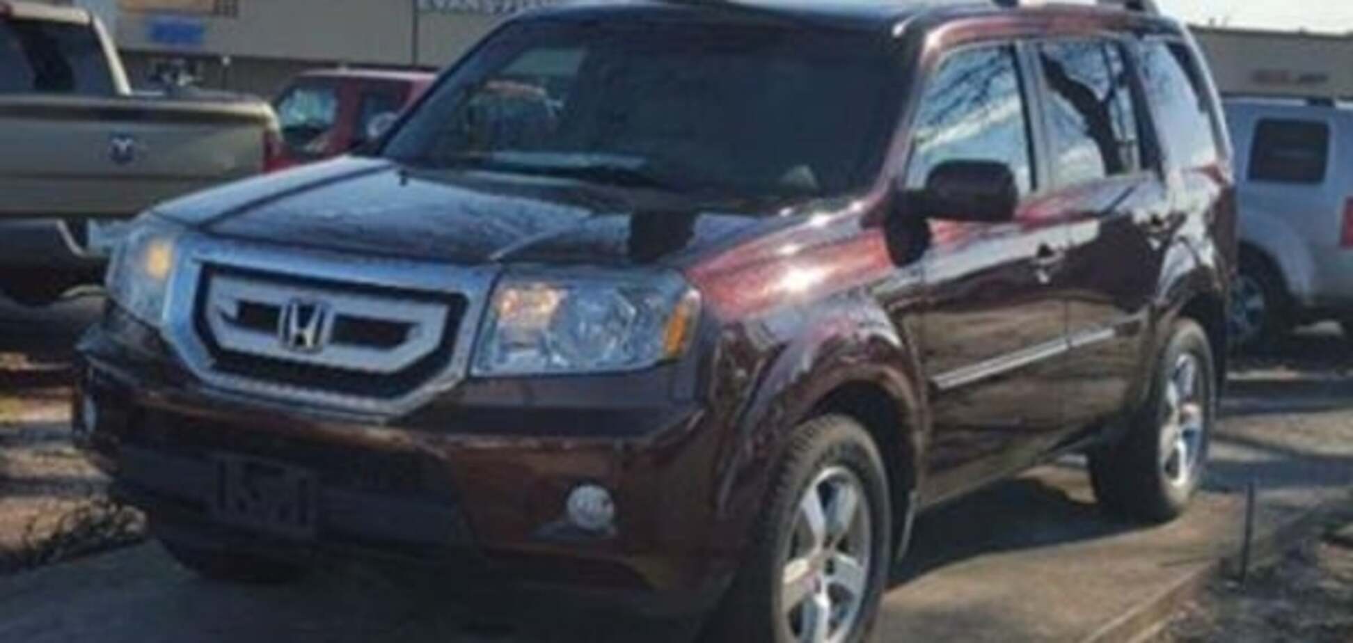 Викрадення авто в Києві: в соцмережі попросили допомогти знайти бордовий джип