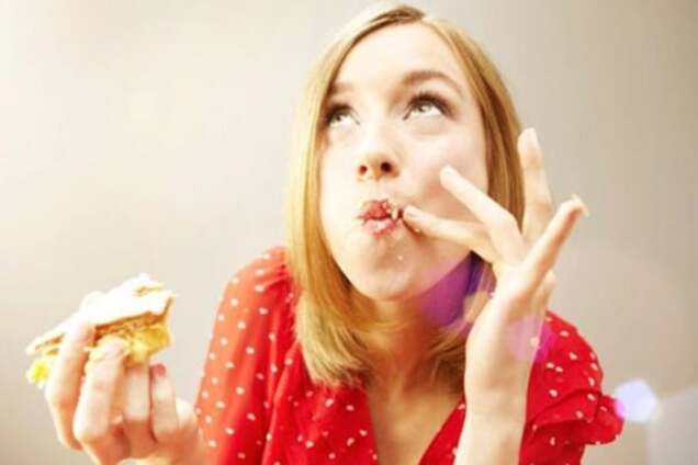 Девушка с пирожным