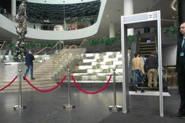 У київському ТРЦ на вході встановили металодетектори: фотофакт