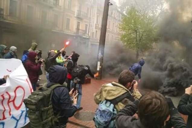 В Киеве фаерами и дымовыми шашками забросали центр Россотрудничества. Фотофакт