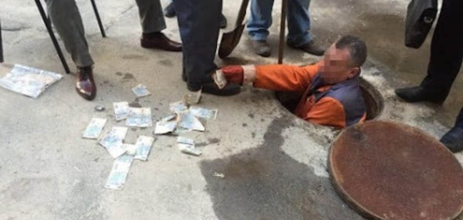 У Києві чиновник-хабарник викинув гроші в каналізацію: опубліковані фото