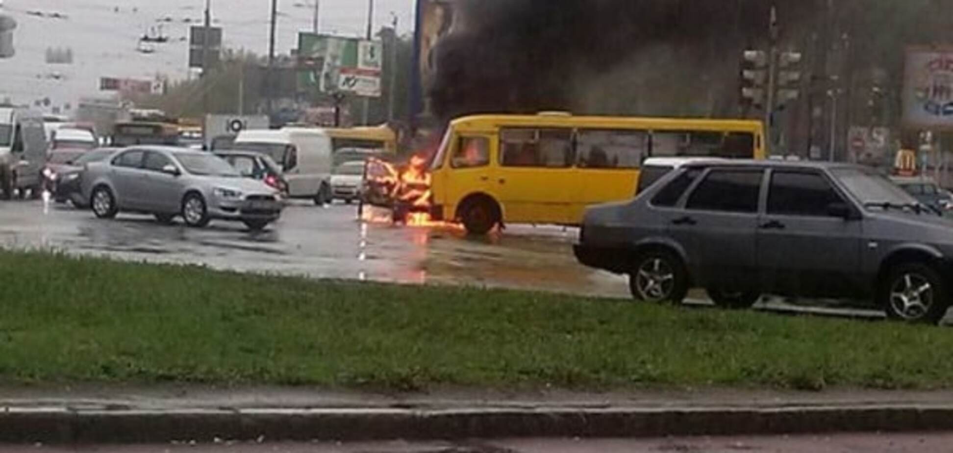 У Києві посеред площі загорівся автомобіль: опубліковано фото