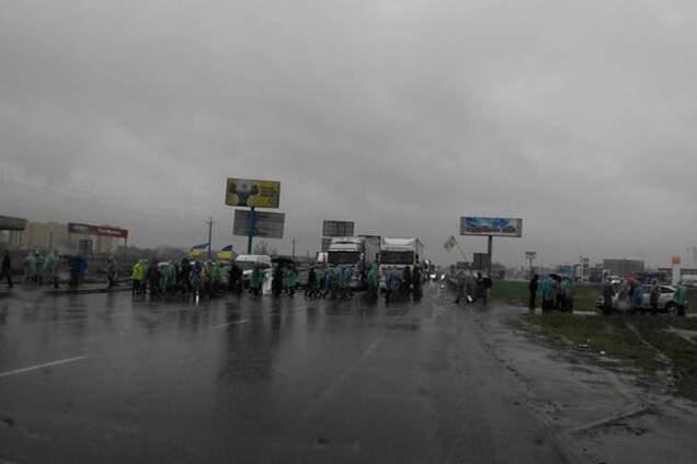 У Києві активісти перекрили Окружну: утворилися кілометрові затори