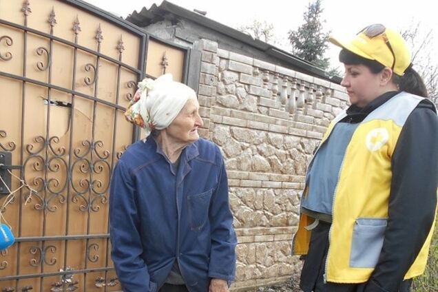 Штаб Ахметова доставил продукты для 13 оставшихся жителей поселка Пески