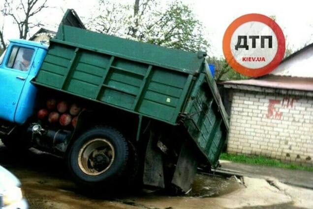 У Києві вантажівка провалилася під асфальт: опубліковано фото