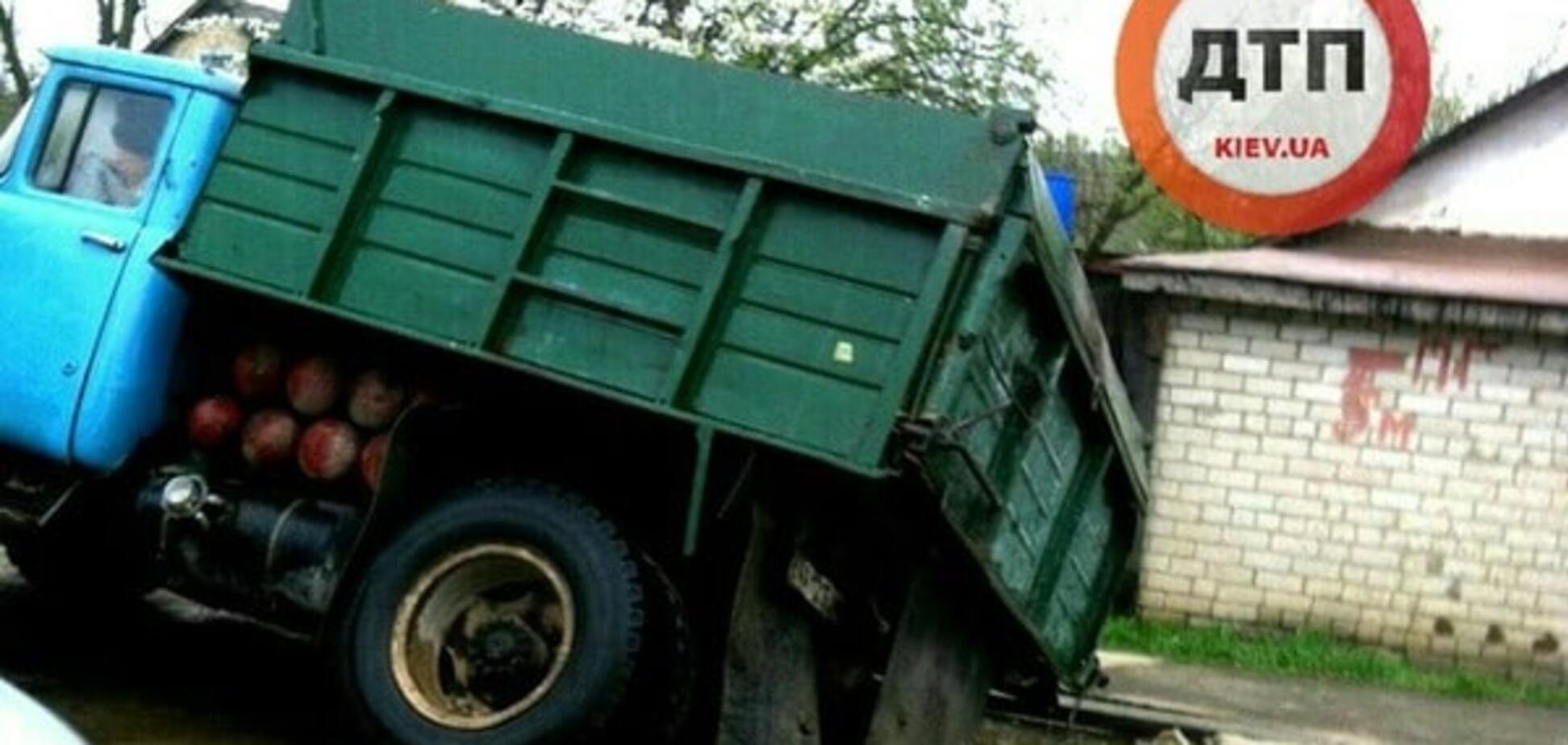 У Києві вантажівка провалилася під асфальт: опубліковано фото
