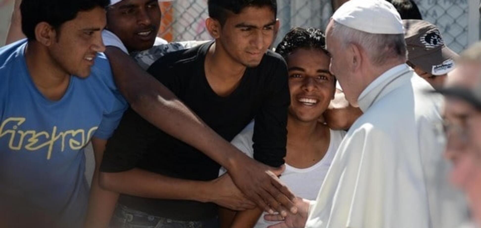 Папа Франциск пообідав у наметі з мігрантами. Відеофакт