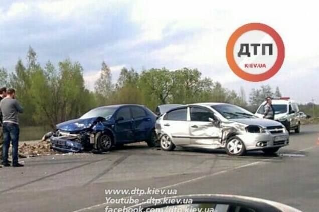 Под Киевом столкнулись два автомобиля: есть пострадавшие