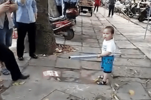 В Китае мальчик защищал бабушку стальной трубой