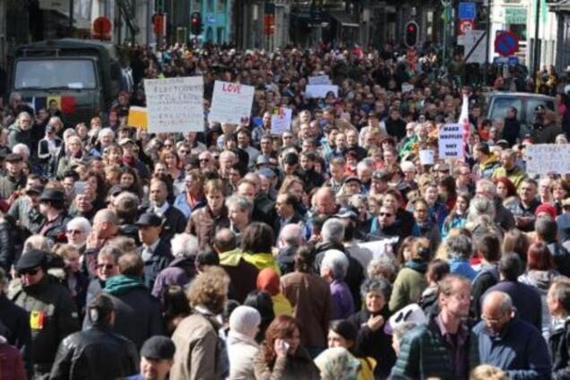 Тысячи людей превратили центр Брюсселя в море цветов в память о жертвах террористов. Опубликованы фото