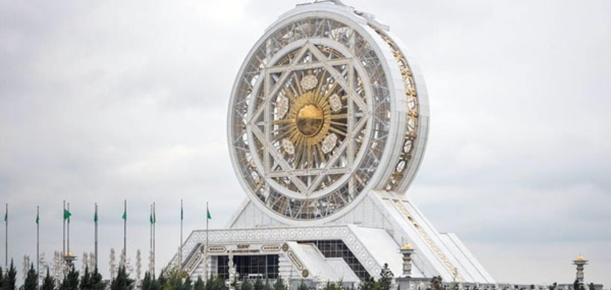 Закрытое колесо обозрения в Туркменистане
