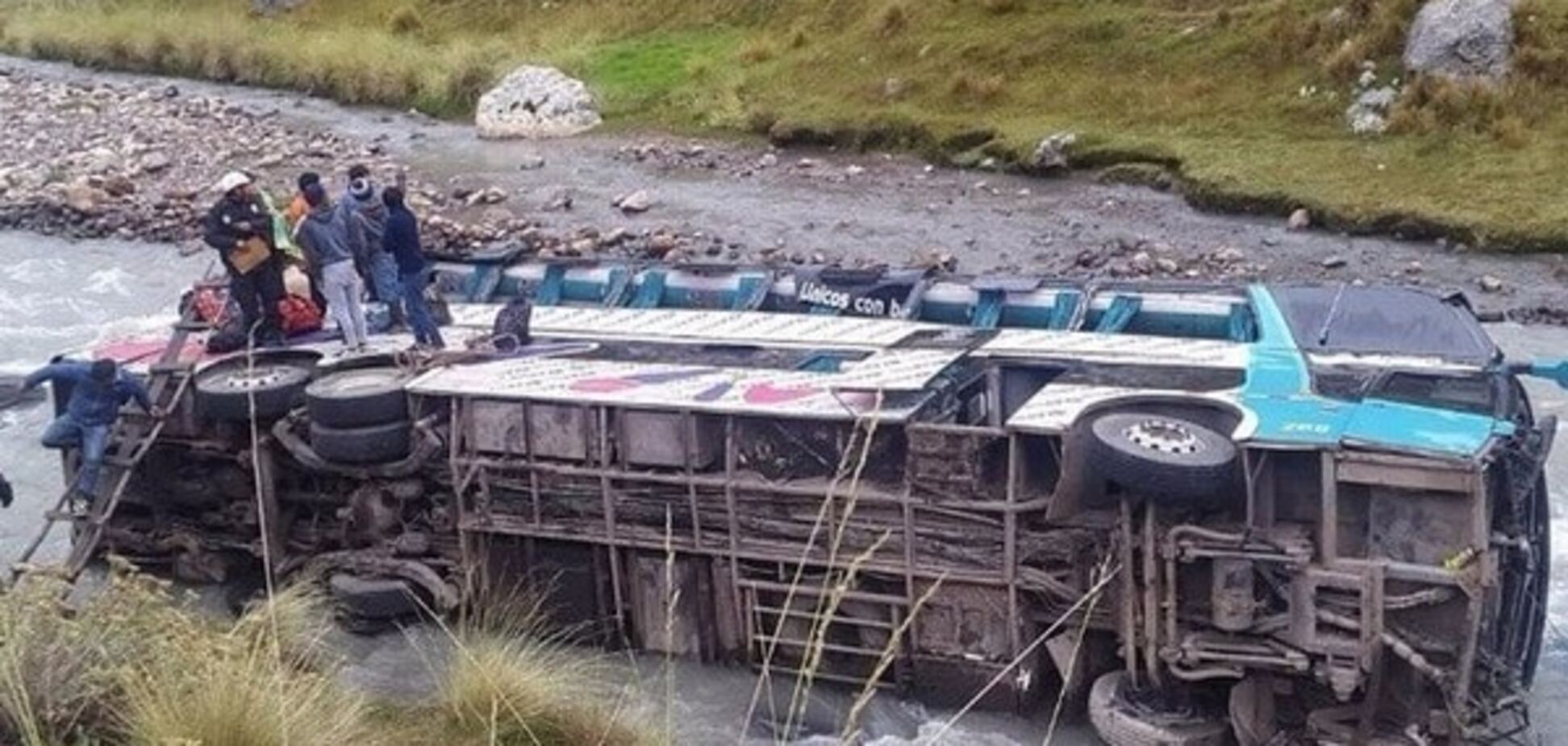 В Перу пассажирский автобус упал в ущелье
