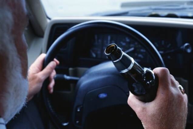 Водитель пьет за рулем
