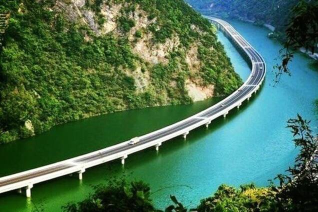 Мост в Китае вдоль реки