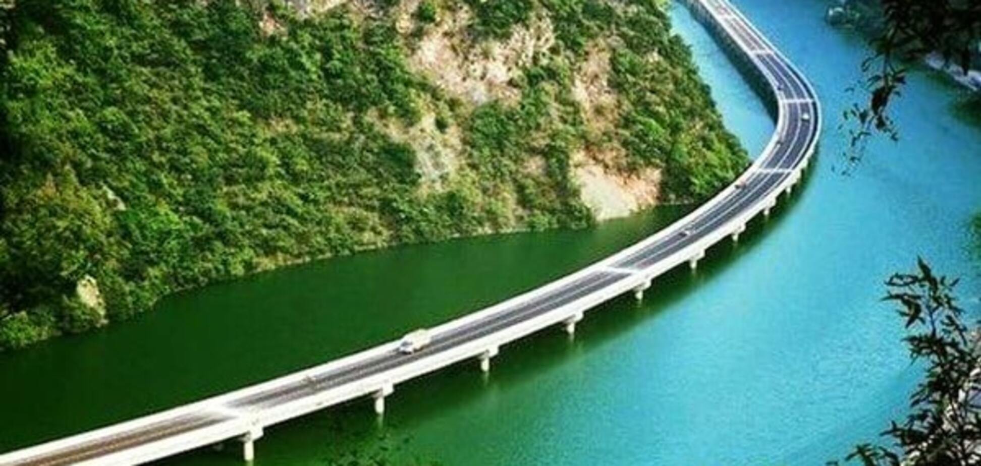 Мост в Китае вдоль реки