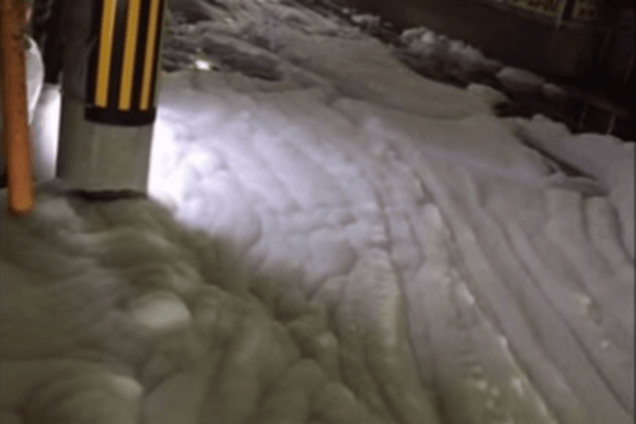 Улицы японского города после землетрясение залило странной пеной. Видеофакт