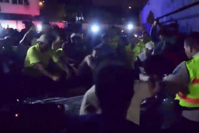 Спасение человека после землетрясения в Эквадоре