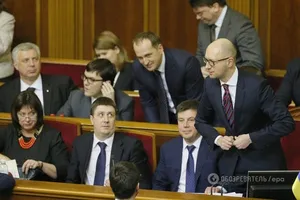 Тяжкий тягар влади: як озолотився Кабмін Яценюка за роки правління