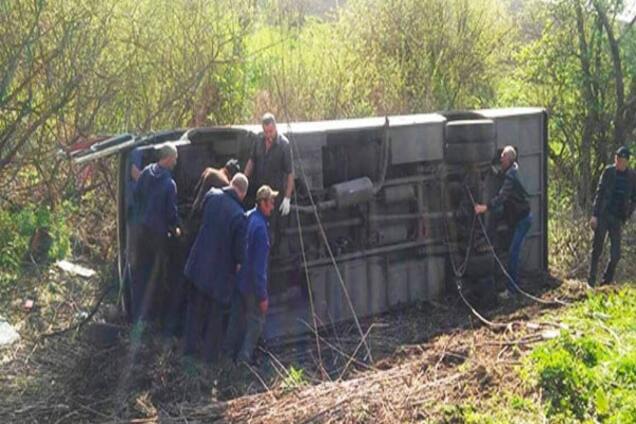 У Хмельницькій області в аварію потрапив автобус: більше десятка постраждалих. Фотофакт