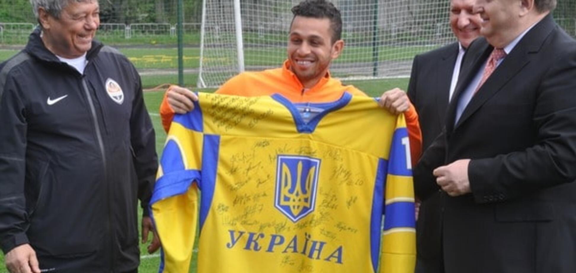 Луческу получил подарок от хоккеистов сборной Украины после разгрома Румынии