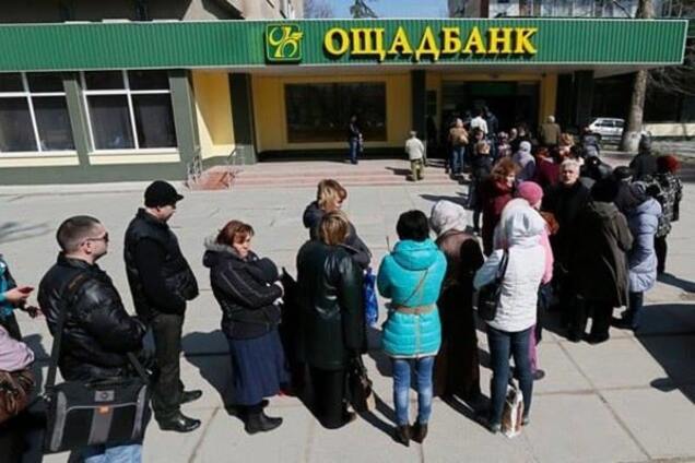 Черги киян біля 'Ощадбанку' викликали бурхливе обговорення в соцмережі