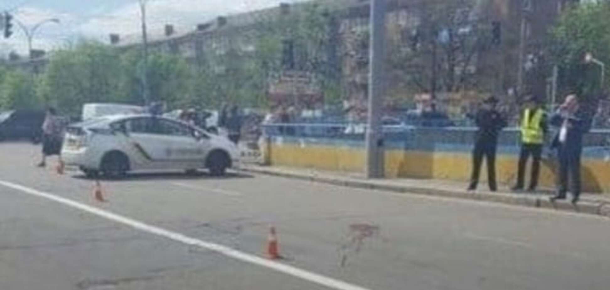 полицейский на автомобиле сбил женщину в Киеве