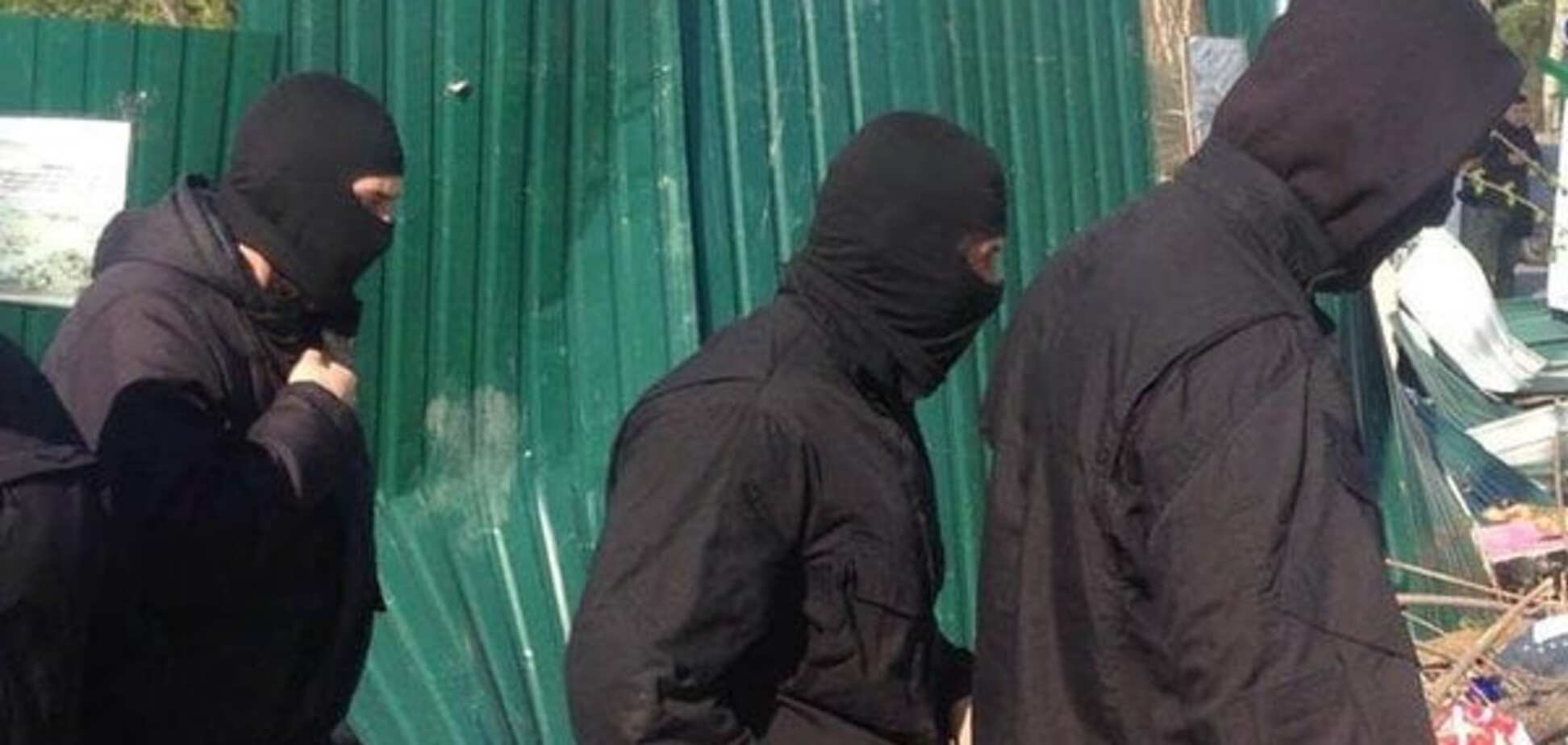 У Києві 'тітушки' в балаклавах напали на учасників протесту проти будівництв: фоторепортаж