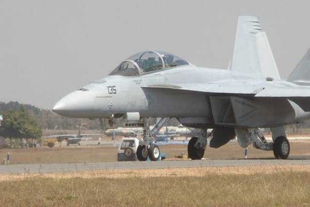 У США позашляховик увірвався на військову базу і влетів у хвіст винищувача