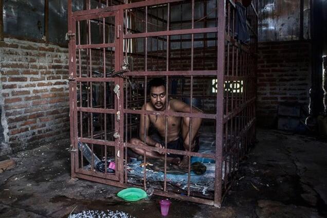 Клітки і ланцюги: з'явилися страшні фото про життя людей з психічними відхиленнями в Індонезії