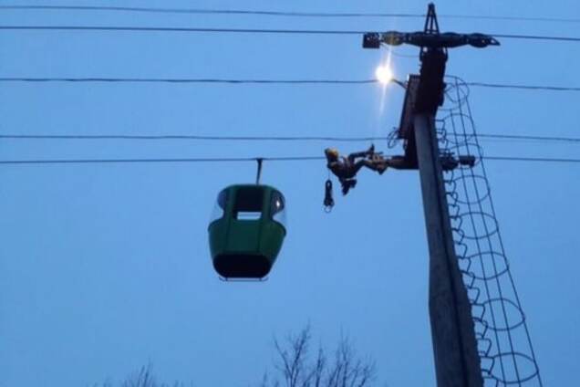 У Харкові з канатної дороги евакуювали людей, що зависли над болотом. Опубліковані фото і відео