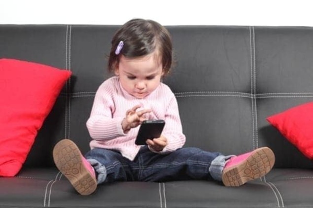 Смартфоны могут вызвать у детей развитие косоглазия